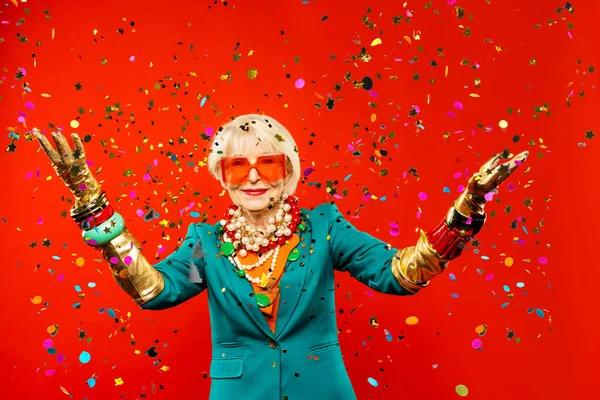 色の背景にファッショナブルな服の肖像画と幸せと面白いクールな老婦人 豪華なスタイル ライフスタイル 年功序列と高齢者に関する概念を持つ若い祖母 — ストック写真