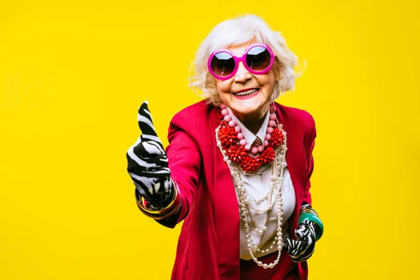Vrolijke Grappige Oude Dame Met Modieuze Kleding Portret Gekleurde Achtergrond — Stockfoto