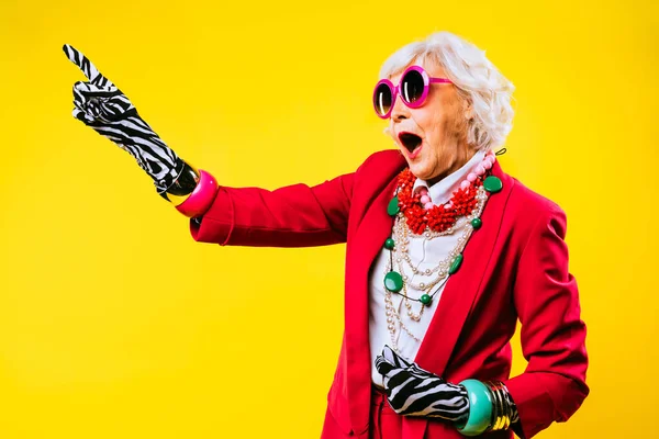 快乐而有趣的 很酷的老太太 背景是彩色的时尚服装肖像 年轻的祖母 风格奢华 生活方式观念 年资和老年人 — 图库照片