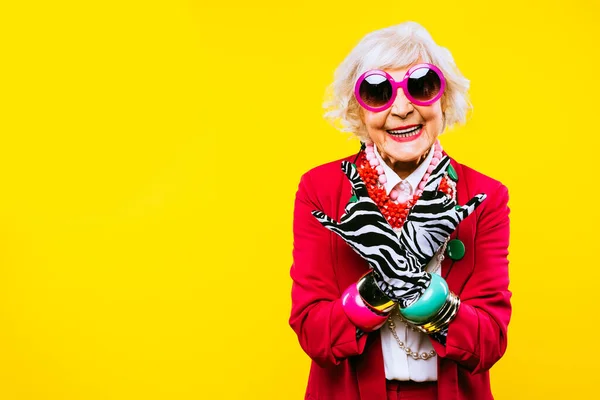 色の背景にファッショナブルな服の肖像画と幸せと面白いクールな老婦人 豪華なスタイル ライフスタイル 年功序列と高齢者に関する概念を持つ若い祖母 — ストック写真