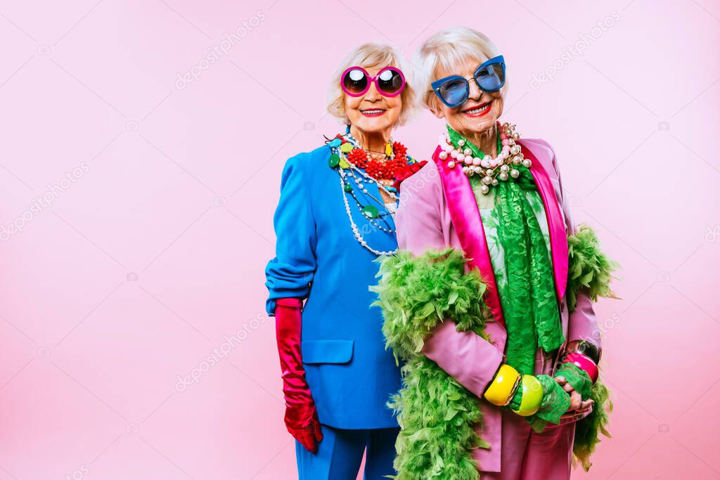 Felice Divertente Fresco Signore Anziane Con Abiti Alla Moda