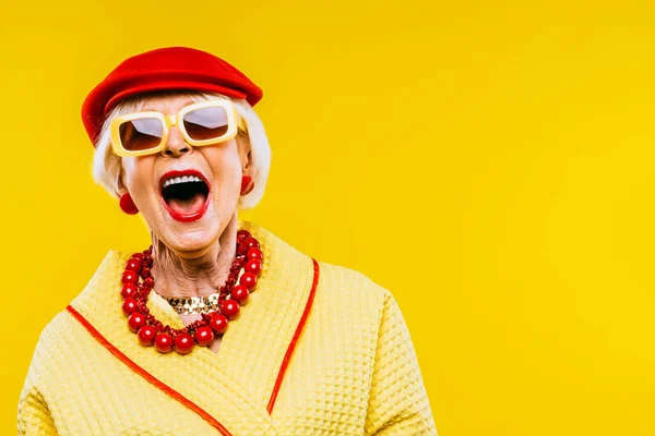 Щаслива Смішна Крута Старенька Портретом Модного Одягу Кольоровому Фоні Молода — стокове фото