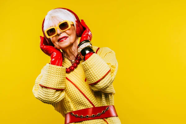 Feliz Divertida Señora Edad Fresca Con Retrato Ropa Moda Sobre — Foto de Stock