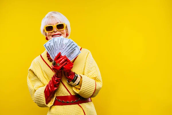 Doamnă Bătrână Fericită Amuzantă Portret Vestimentar Modă Fundal Colorat Bunică — Fotografie, imagine de stoc