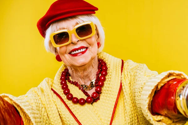 快乐而有趣的 很酷的老太太 背景是彩色的时尚服装肖像 年轻的祖母 风格奢华 生活方式观念 年资和老年人 — 图库照片