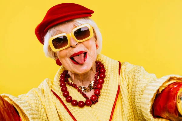 Wanita Tua Yang Bahagia Dan Lucu Dengan Gambar Pakaian Bergaya — Stok Foto