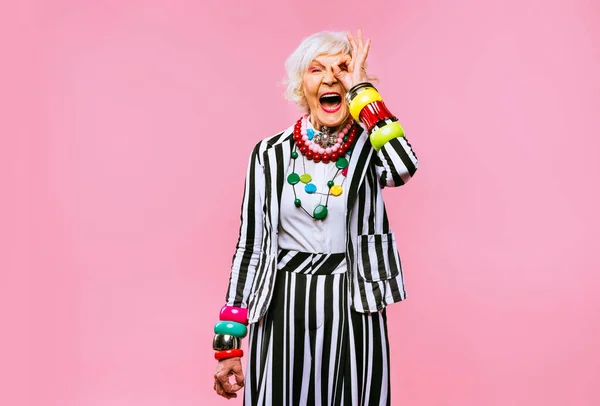 Szczęśliwy Zabawny Chłodny Starsza Pani Modnym Portretem Ubrania Kolorowym Tle — Zdjęcie stockowe