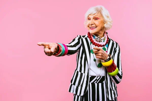 Renkli Arka Planda Modaya Uygun Kıyafet Portresi Olan Mutlu Komik — Stok fotoğraf