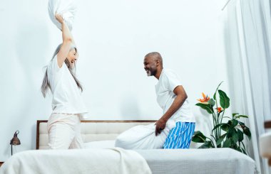 Çok ırklı yaşlı bir çiftin sinematik görüntüsü. Evdeki yaşam tarzı anları. Kıdem ve ilişkiler hakkındaki kavram