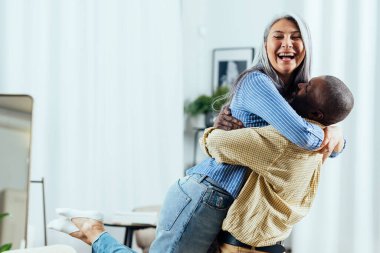 Çok ırklı yaşlı bir çiftin sinematik görüntüsü. Evdeki yaşam tarzı anları. Kıdem ve ilişkiler hakkındaki kavram