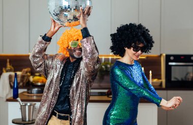 Çok ırklı, yaşlı bir çiftin partisinin sinematik görüntüsü. Evdeki yaşam tarzı anları. Kıdem ve ilişkiler hakkındaki kavram