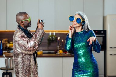 Çok ırklı, yaşlı bir çiftin partisinin sinematik görüntüsü. Evdeki yaşam tarzı anları. Kıdem ve ilişkiler hakkındaki kavram