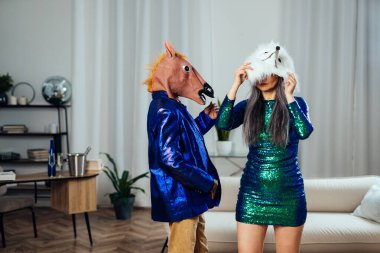 Çok ırklı, yaşlı bir çiftin partisinin sinematik görüntüsü. Evdeki yaşam tarzı anları. Kıdem ve ilişkiler hakkındaki kavram