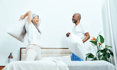 Çok ırklı yaşlı bir çiftin sinematik görüntüsü. Evdeki yaşam tarzı anları. Kıdem ve ilişkiler hakkındaki kavram