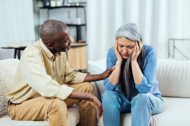 Çok ırklı yaşlı bir çiftin sinematik görüntüsü. Evdeki yaşam tarzı anları. Kıdem ve ilişkiler hakkındaki kavram