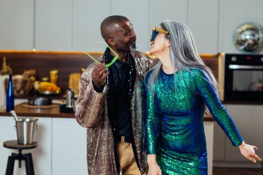 Çok ırklı, yaşlı bir çiftin partisinin sinematik görüntüsü. Evdeki yaşam tarzı anları. Kıdem ve ilişkiler hakkındaki kavram