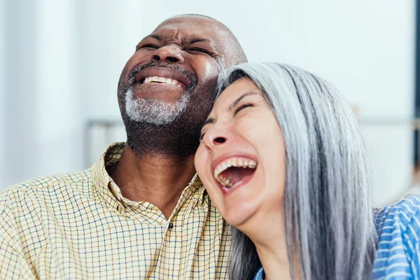 Imagem Cinematográfica Feliz Casal Idosos Multiétnicos Interior Estilo Vida Momentos — Fotografia de Stock