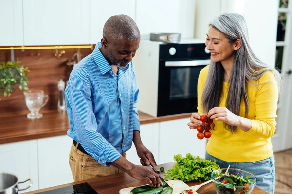 Imagen Cinematográfica Una Pareja Ancianos Multiétnicos Preparando Comida Cocina Momentos —  Fotos de Stock