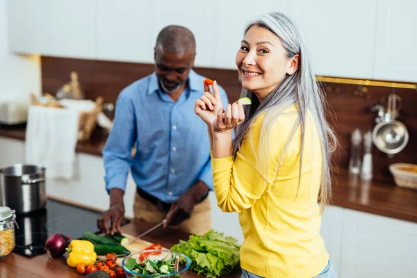 Imagen Cinematográfica Una Pareja Ancianos Multiétnicos Preparando Comida Cocina Momentos —  Fotos de Stock