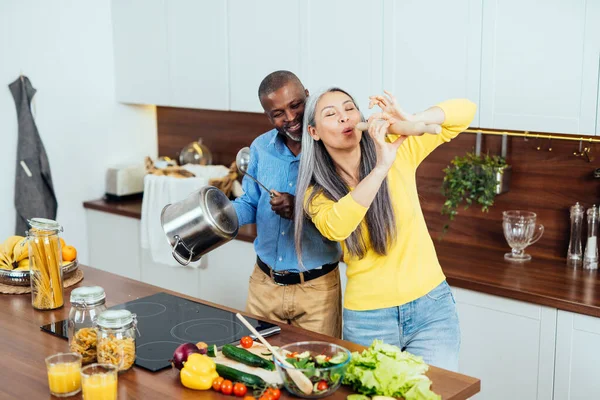 Filmische Afbeelding Van Een Multi Etnisch Seniorenpaar Dat Eten Bereidt — Stockfoto