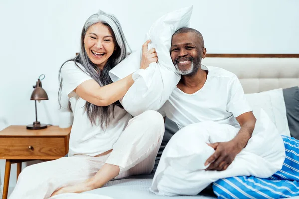 Imagem Cinematográfica Feliz Casal Idosos Multiétnicos Interior Estilo Vida Momentos — Fotografia de Stock