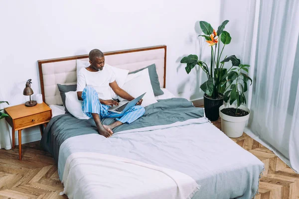 Cinematic Footage Senior Man Using Digital Devices While Lying Bed — Stock Photo, Image