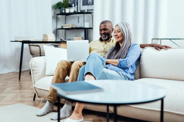 幸せな多民族の先輩夫婦の映画的なイメージ 自宅での屋内ライフスタイルの瞬間 年功序列の概念 — ストック写真