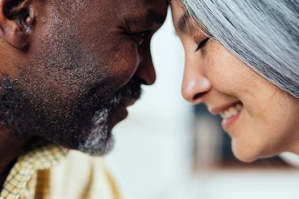 Gambar Sinematik Dari Pasangan Senior Multietnis Yang Bahagia Dalam Ruangan — Stok Foto