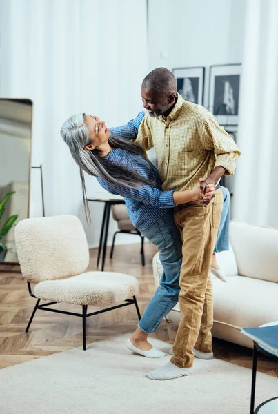 Imagem Cinematográfica Casal Idosos Multiétnicos Interior Estilo Vida Momentos Casa — Fotografia de Stock