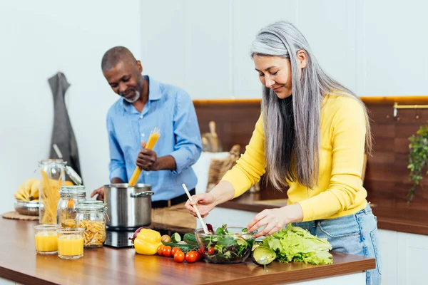 Filmische Afbeelding Van Een Multi Etnisch Seniorenpaar Dat Eten Bereidt — Stockfoto