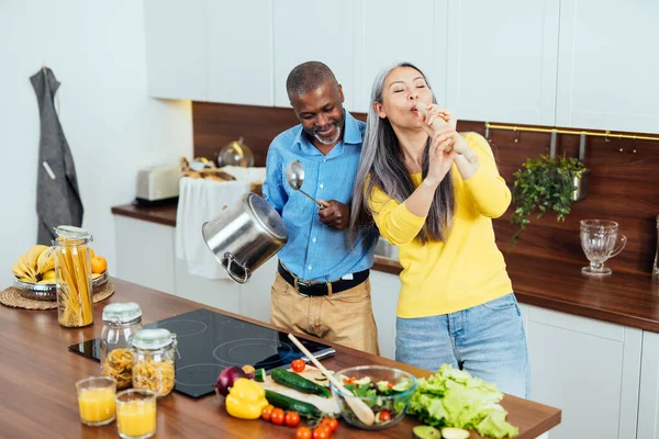 Imagen Cinematográfica Una Pareja Ancianos Multiétnicos Preparando Comida Cocina Momentos —  Fotos de Stock