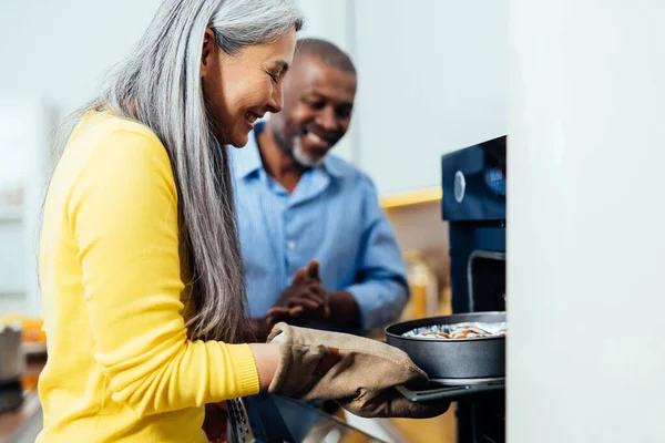 Filmische Afbeelding Van Een Multi Etnisch Seniorenpaar Dat Eten Bereidt — Stockfoto