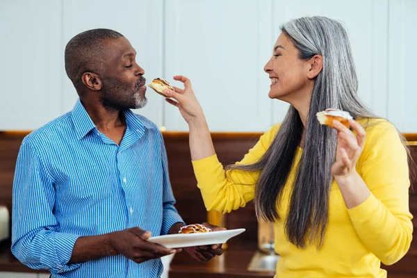 Imagem Cinematográfica Casal Idosos Multiétnicos Preparando Comida Cozinha Interior Estilo — Fotografia de Stock