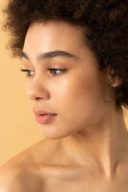 İç çamaşırı giyen güzel siyahi bir kadının güzel portresi stüdyoda poz veren Afrikalı genç bir kadın güzellik, kozmetoloji ve çeşitlilik konseptleri.