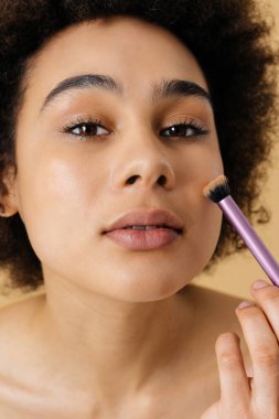 İç çamaşırı giyen güzel siyahi bir kadının güzel portresi stüdyoda poz veren Afrikalı genç bir kadın güzellik, kozmetoloji ve çeşitlilik konseptleri.