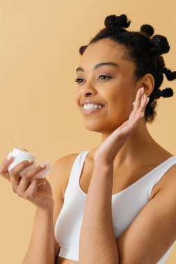 İç çamaşırı giyen güzel siyahi bir kadının güzel portresi stüdyoda poz veren Afrikalı genç bir kadın güzellik, kozmetoloji ve çeşitlilik konseptleri.