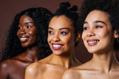 İç çamaşırı giyen güzel siyahi kadınların güzel portresi stüdyoda poz veren Afrikalı genç kadınlar güzellik, kozmetoloji ve çeşitlilik konseptleri.