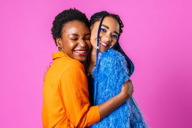 Renkli şık kıyafetler giyen güzel siyahi kadınların portresi - Stüdyoda poz veren güzel Afrikalı genç kadınlar, güzellik, kozmetoloji ve çeşitlilik kavramları