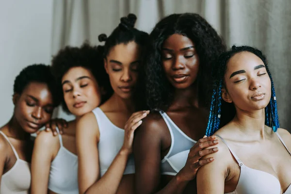 Çamaşırı Giyen Güzel Siyahi Kadınların Güzel Portresi Stüdyoda Poz Veren — Stok fotoğraf
