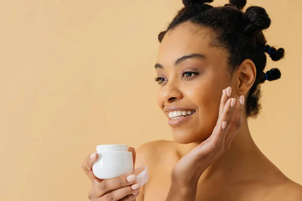 Retrato Belleza Una Hermosa Mujer Negra Usando Ropa Interior Mujer — Foto de Stock