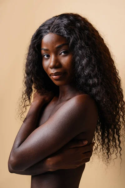 속옷을 아름다운 여성의 아름다운 초상화 스튜디오에서 포즈를 취하는 아프리카 우주론 — 스톡 사진