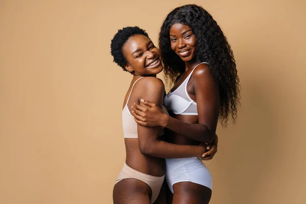 Çamaşırı Giyen Güzel Siyahi Kadınların Güzel Portresi Stüdyoda Poz Veren — Stok fotoğraf
