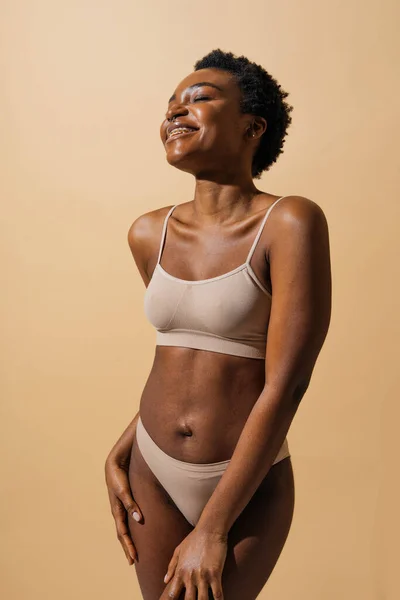 Çamaşırı Giyen Güzel Siyahi Bir Kadının Güzel Portresi Stüdyoda Poz — Stok fotoğraf