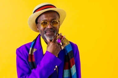 Renkli arka planda şık giyimli havalı bir son sınıf öğrencisi, egzantrik tarzı olan komik, yaşlı bir emekli.