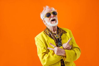 Renkli arka planda şık giyimli havalı bir son sınıf öğrencisi, egzantrik tarzı olan komik, yaşlı bir emekli.