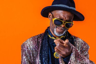 Renkli arka planda şık giyimli havalı bir son sınıf öğrencisi, egzantrik tarzı olan komik, yaşlı bir emekli.