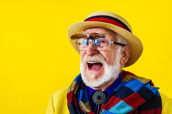 Cool Senior Man Met Modieuze Kleding Stijl Portret Gekleurde Achtergrond — Stockfoto