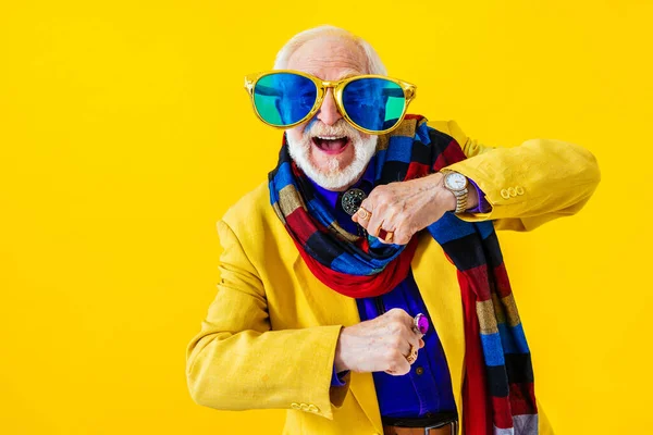 Cool Homem Sênior Com Retrato Estilo Roupa Moda Fundo Colorido — Fotografia de Stock