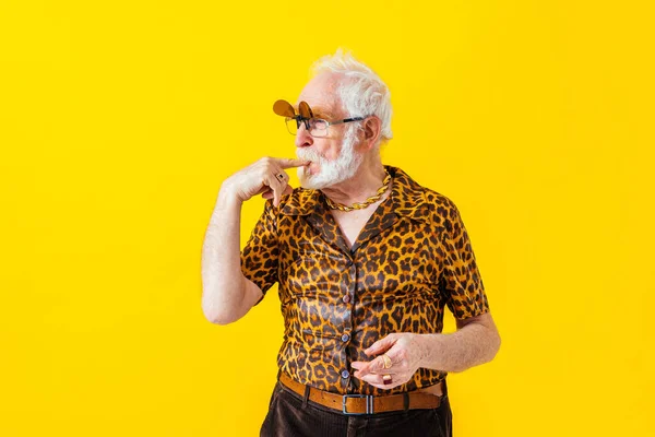 Cool Senior Man Met Modieuze Kleding Stijl Portret Gekleurde Achtergrond — Stockfoto