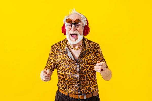 Cool Senior Man Met Modieuze Kleding Stijl Portret Gekleurde Achtergrond — Stockfoto